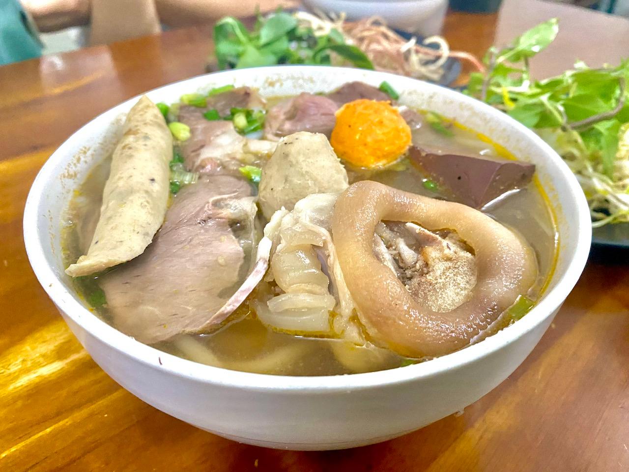 Bún bò Huế tiếng Anh là gì? Khám phá món ăn đặc sắc này