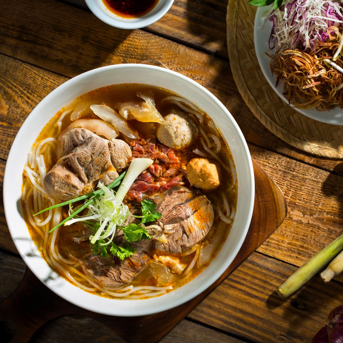 Bún bò Huế ngon Cầu Giấy có cần ăn kèm rau sống không?