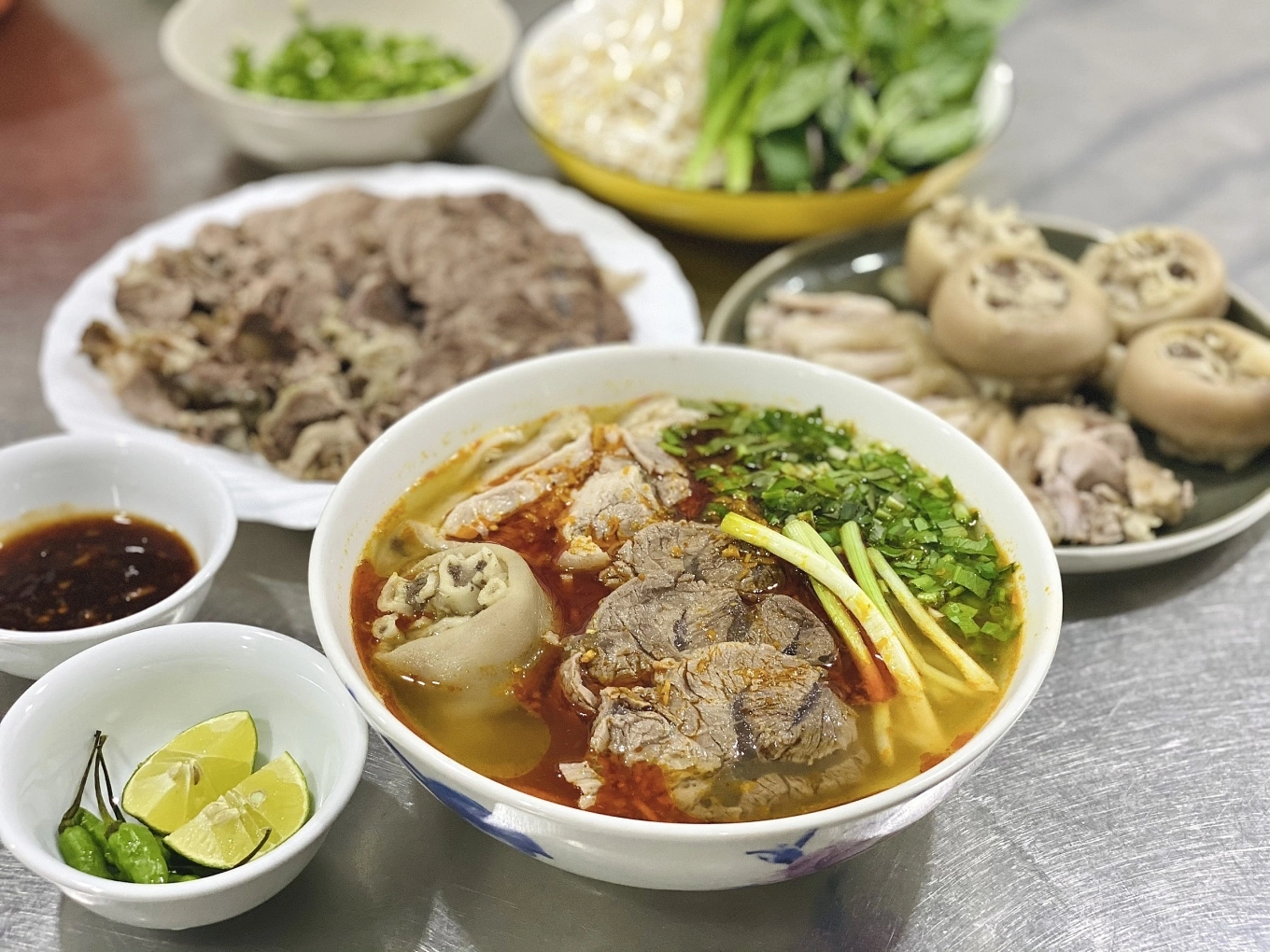 Bún Bò Giò Heo: Đặc Sản Miền Trung Nổi Tiếng