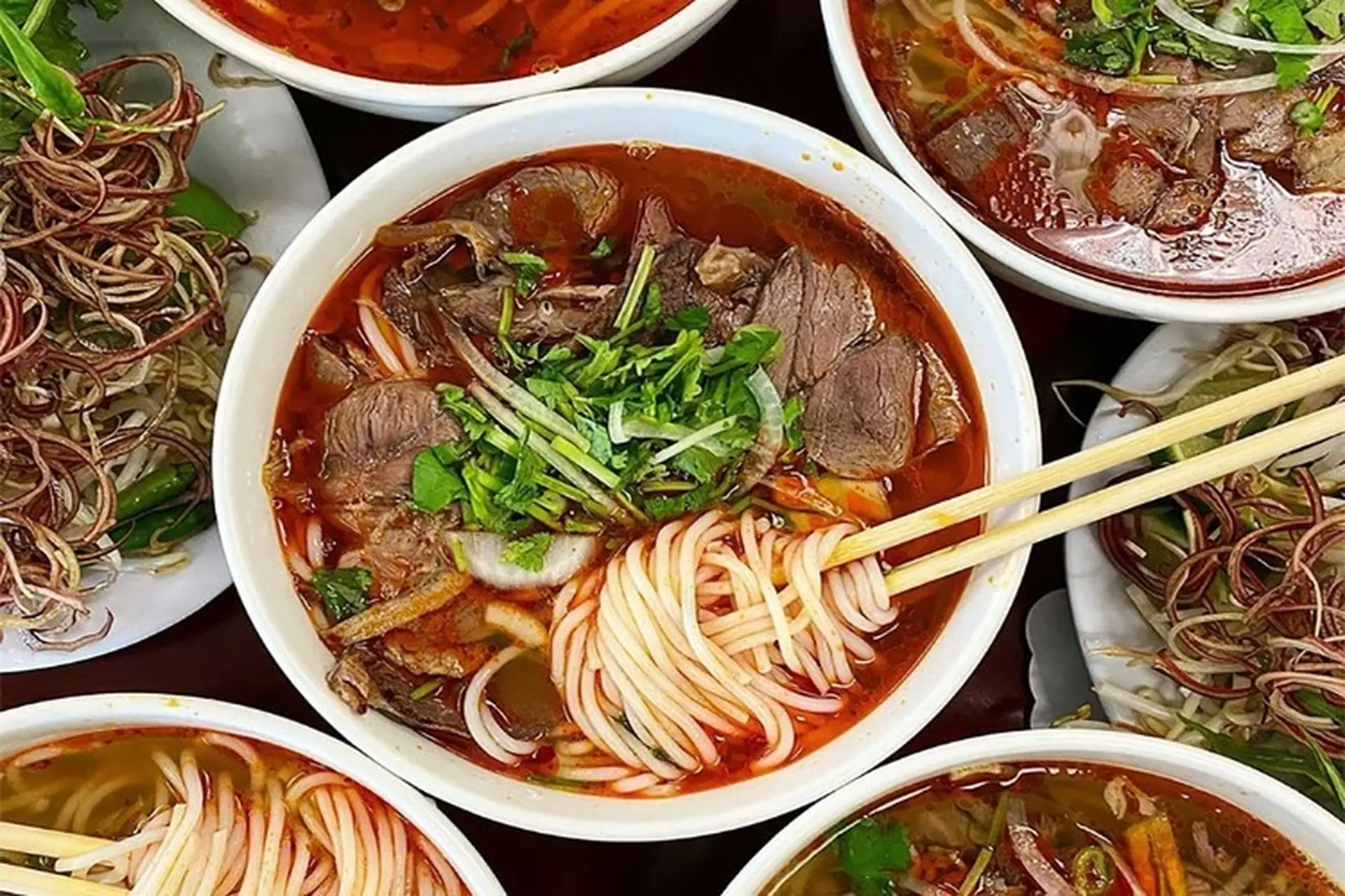 Tận Hưởng Bún Bò Giò Heo Tại O Thúy