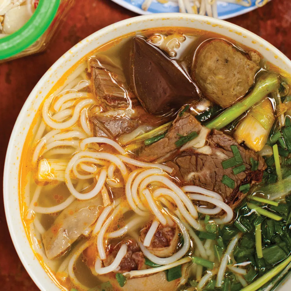 Mua cốt bún bò Huế ở đâu: Khám phá hương vị chuẩn vị cố đô tại nhà