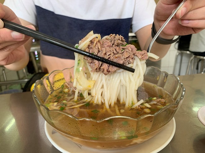 Người Sài Gòn đắm say bún bò Huế: Hương vị gần 40 năm từ quán bún kiểu Hoa ở quận 3