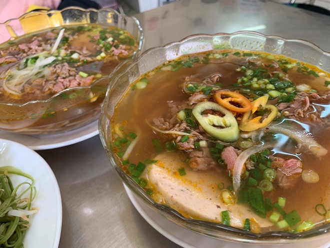 Người Sài Gòn đắm say bún bò Huế: Hương vị gần 40 năm từ quán bún kiểu Hoa ở quận 3