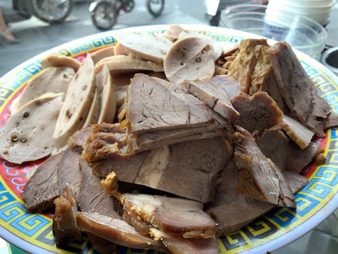 Người Sài Gòn đắm say bún bò Huế: Hương vị gần 40 năm từ quán bún kiểu Hoa ở quận 3