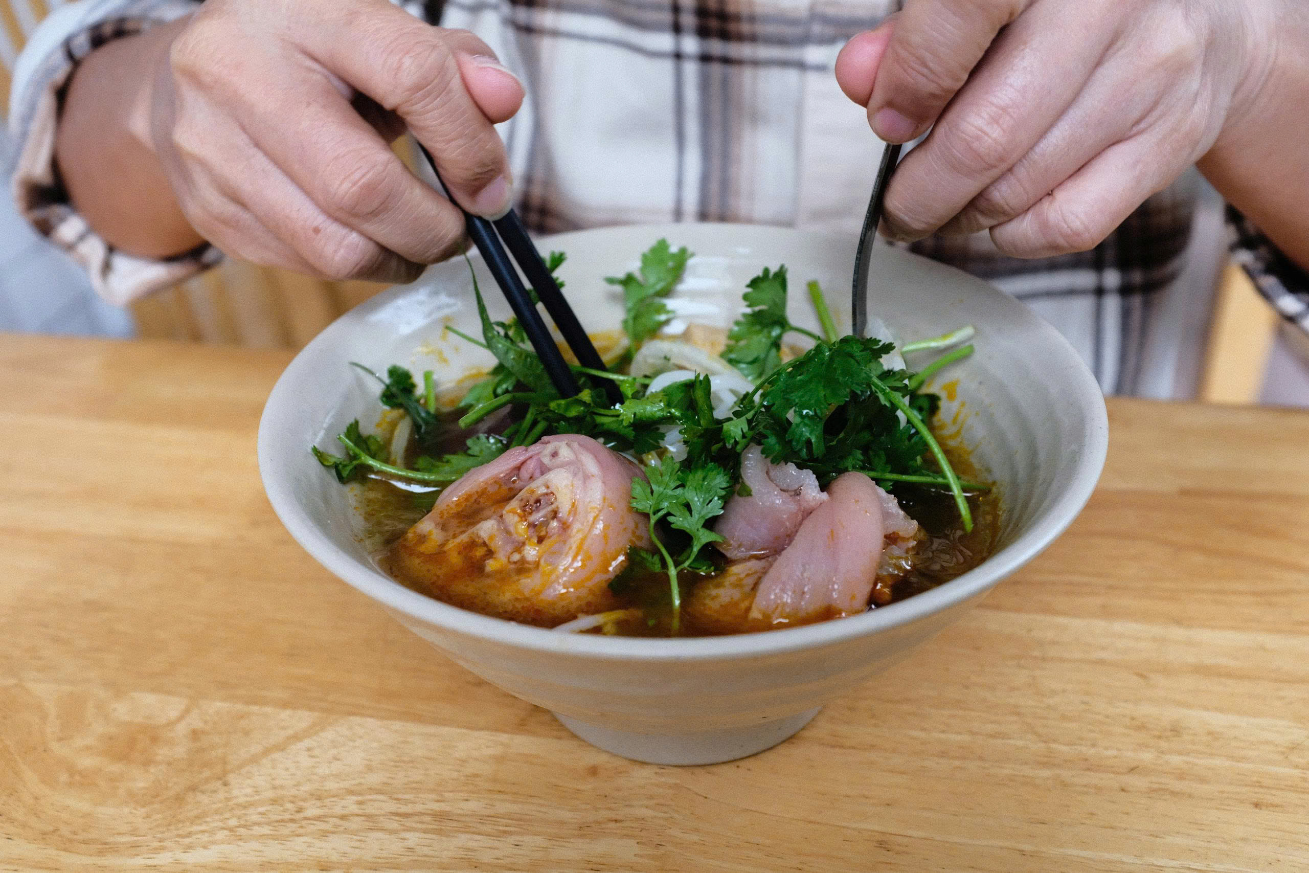 Bún Bò Huế: Hành Trình Từ Món Ăn Dân Gian Đến Di Sản Ẩm Thực Quốc Gia