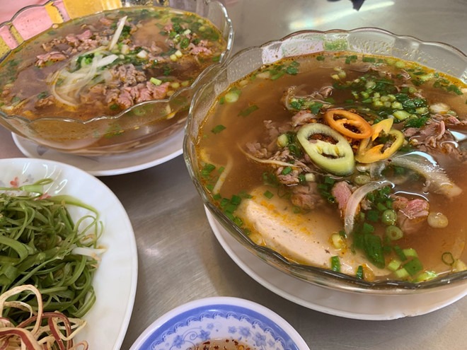 Người Sài Gòn đắm say bún bò Huế: Hương vị gần 40 năm từ quán bún kiểu Hoa ở quận 3