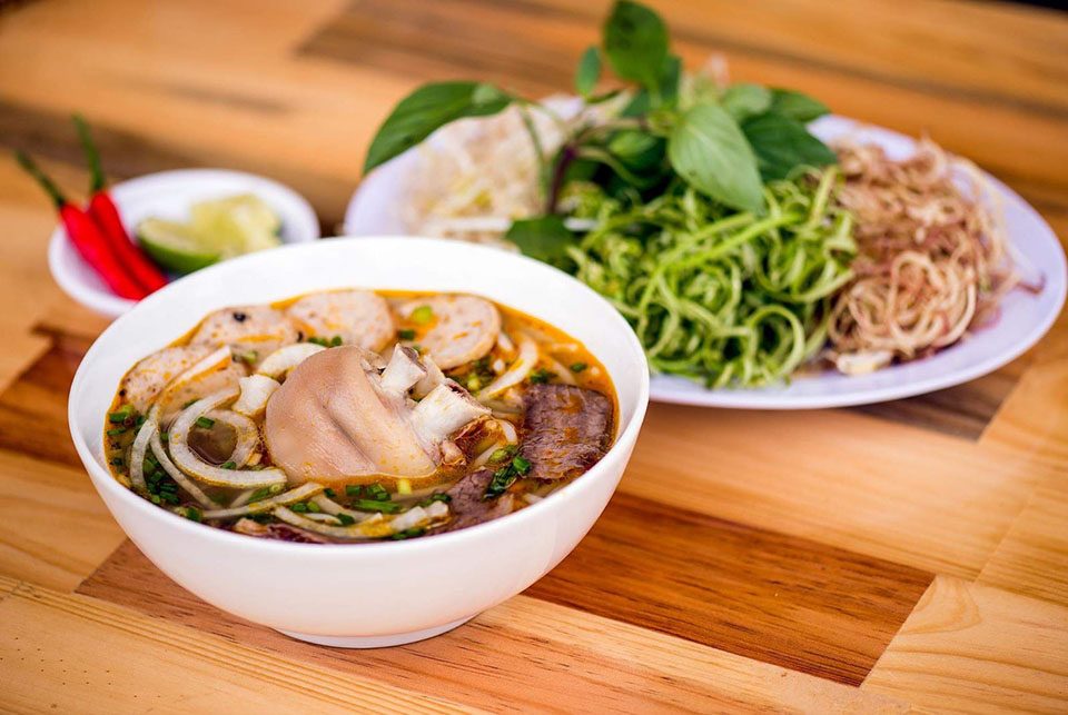 Khám Phá Bún Bò Huế Food Tour: Trải Nghiệm Ẩm Thực Độc Đáo