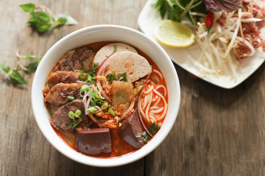 Nước dùng được ninh từ xương bò và giò heo trong nhiều giờ 