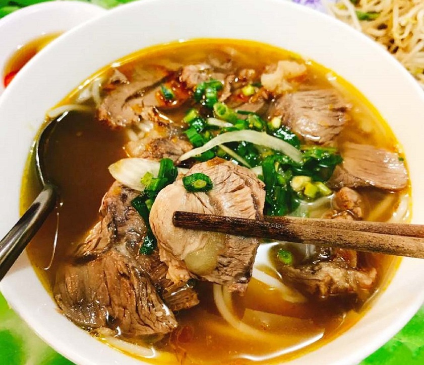 Mukbang bún bò Huế siêu cay: Hấp dẫn từ vị đến hình