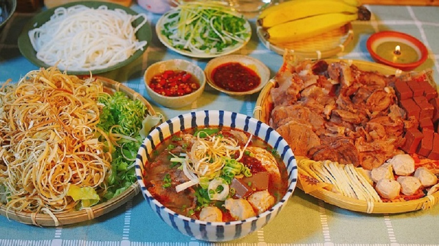 Mukbang bún bò Huế siêu cay là gì?