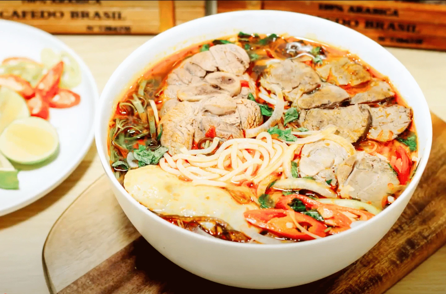 Vì sao bún bò Huế hợp với nội dung mukbang?