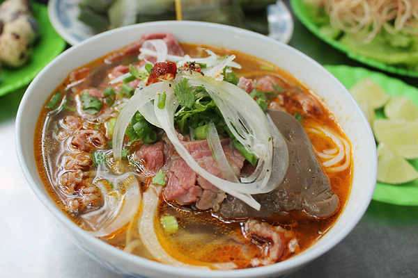 Bún Bò Huế: Hành Trình Từ Món Ăn Dân Gian Đến Di Sản Ẩm Thực Quốc Gia