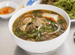 Nước lèo bún bò Huế có đặc điểm gì khiến việc bảo quản cần cẩn thận?