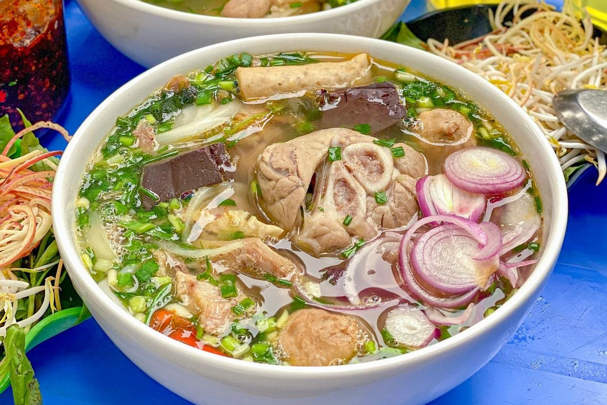 Sự khác biệt bún bò Huế và bún bò Nam Bộ: So sánh chi tiết
