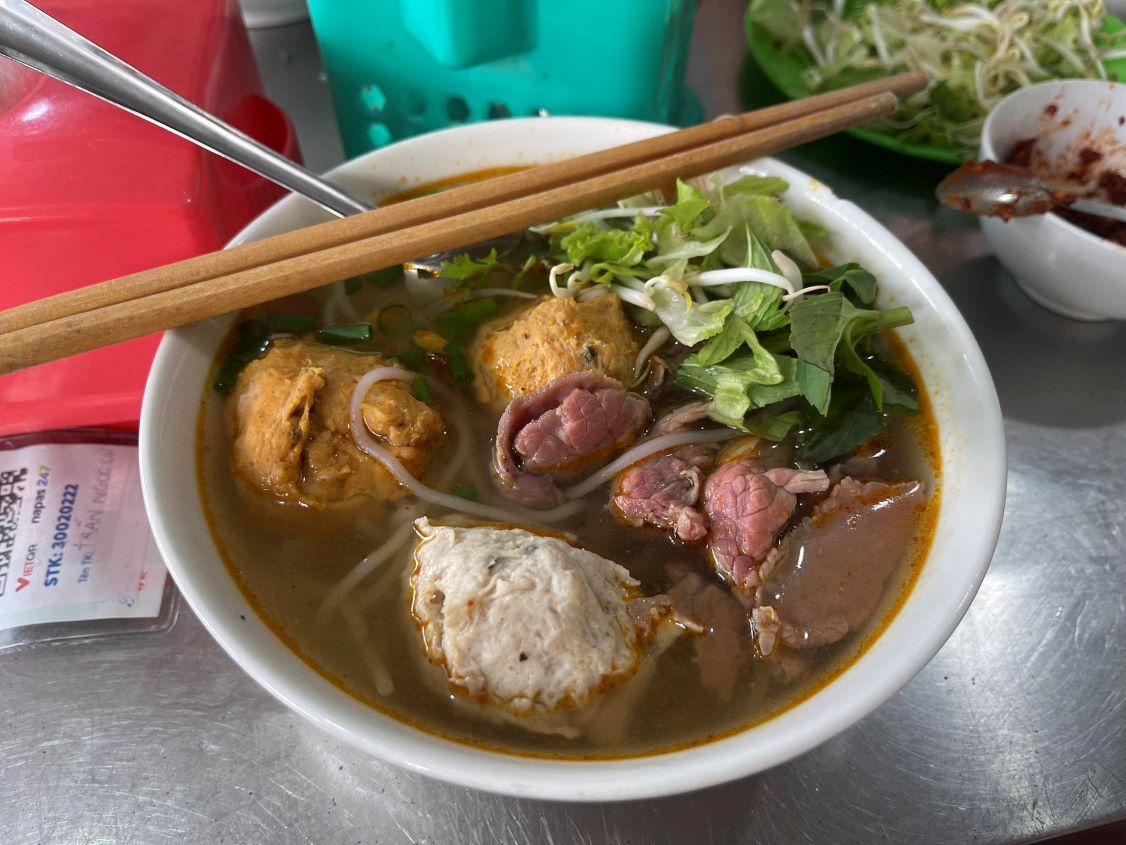 Ăn bún bò Huế với rau gì là hợp nhất