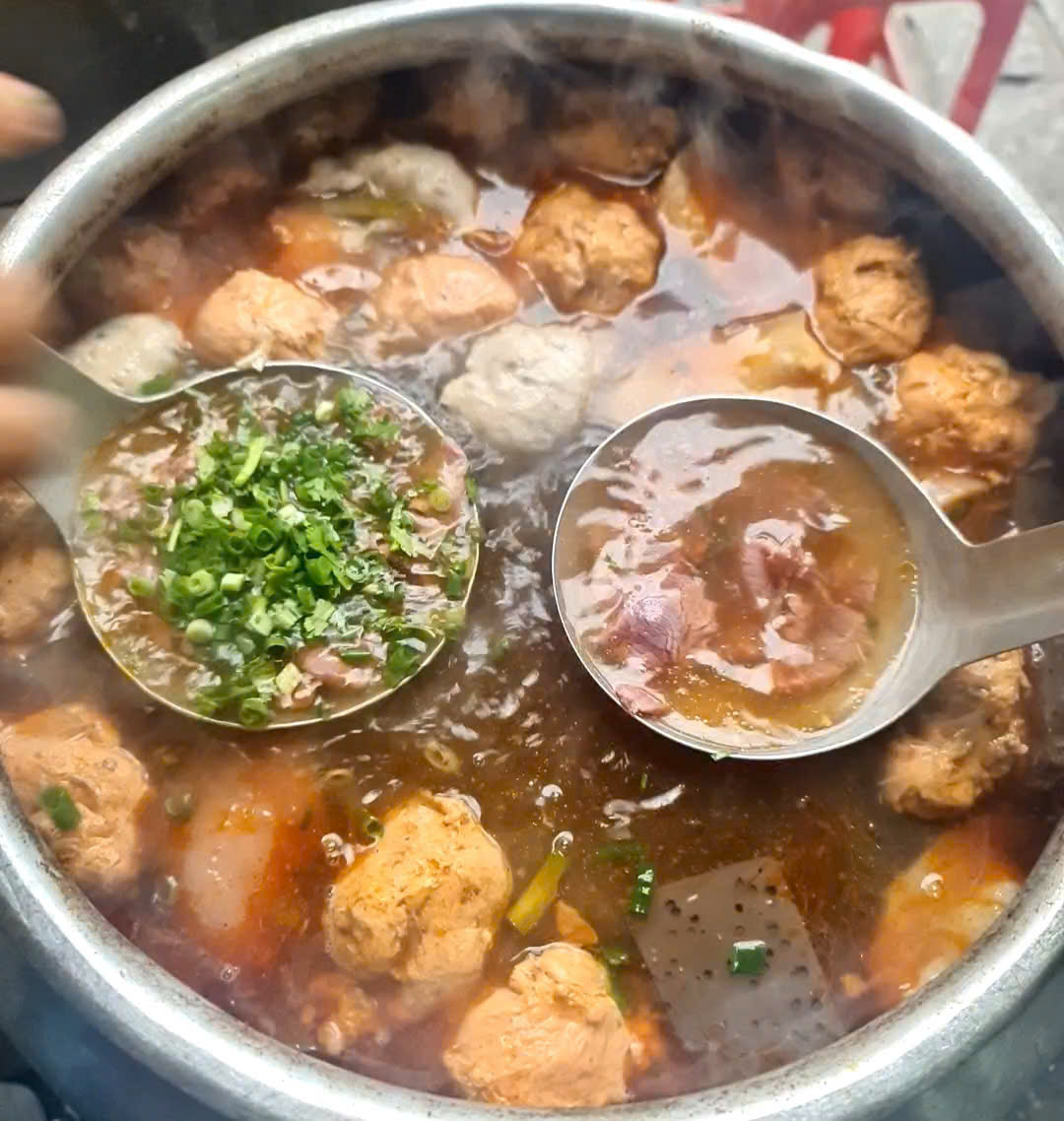 Bún bò Huế chuẩn vị Huế khác gì so với biến tấu phổ biến?