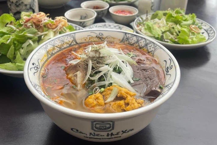 Quy trình Vietnamese spicy beef noodle soup history trong thực tế bếp nấu truyền thống