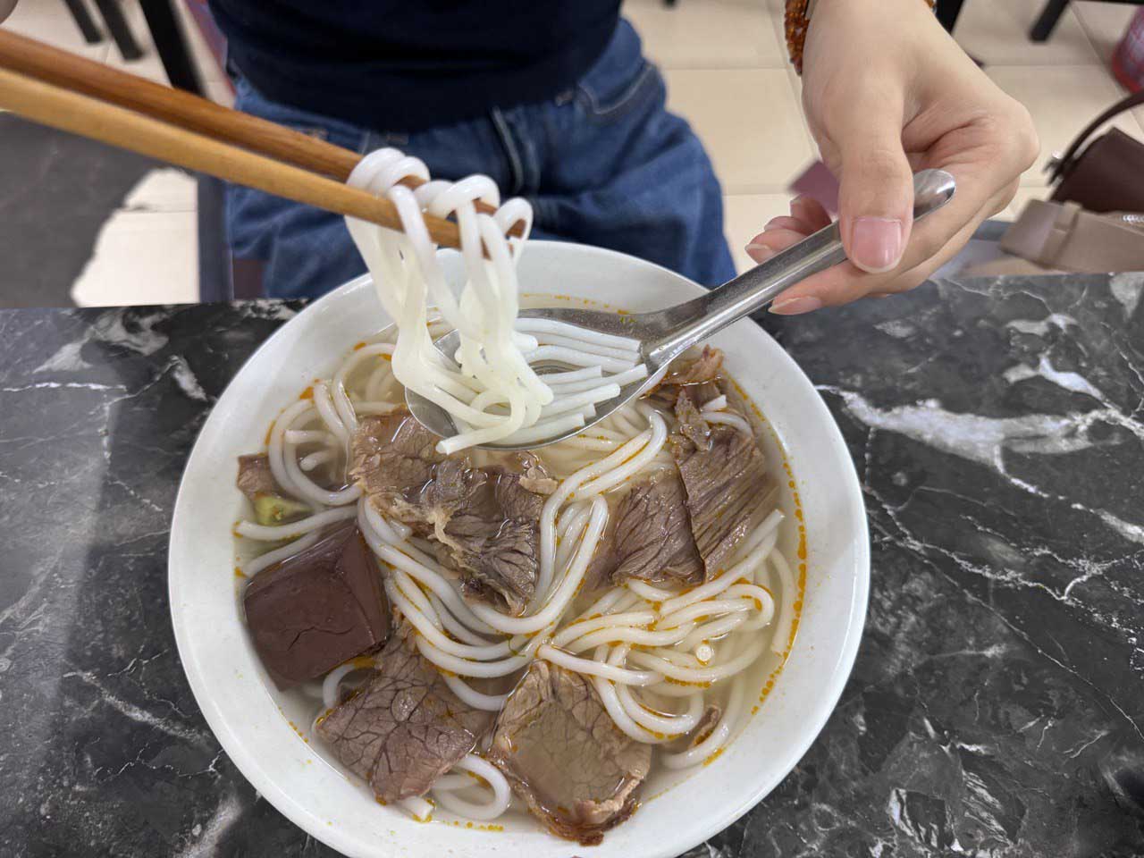 Làm sao để ăn bún bò Huế ngon đúng điệu?